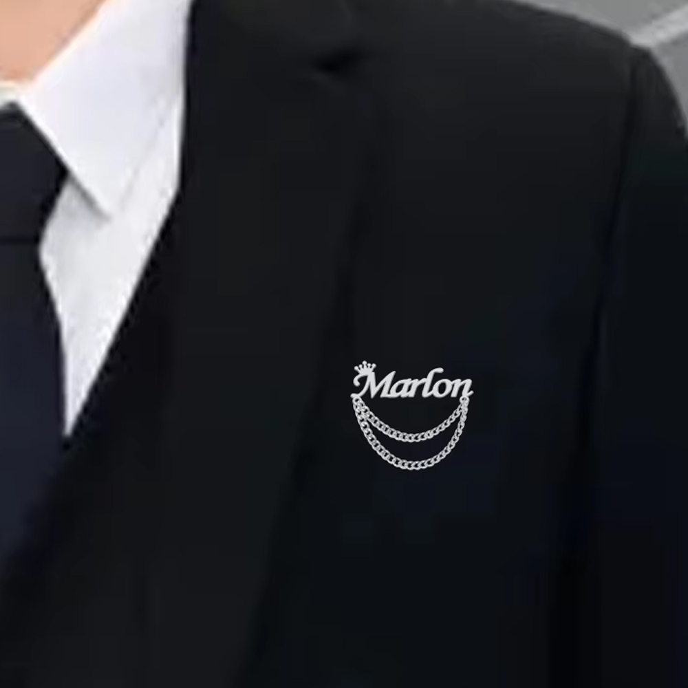 Embroidery Names - パーソナライズされた名前ブローチ カスタマイズされたクラウンピン ステンレススチールジュエリー ファッションバッジ 男性 女性