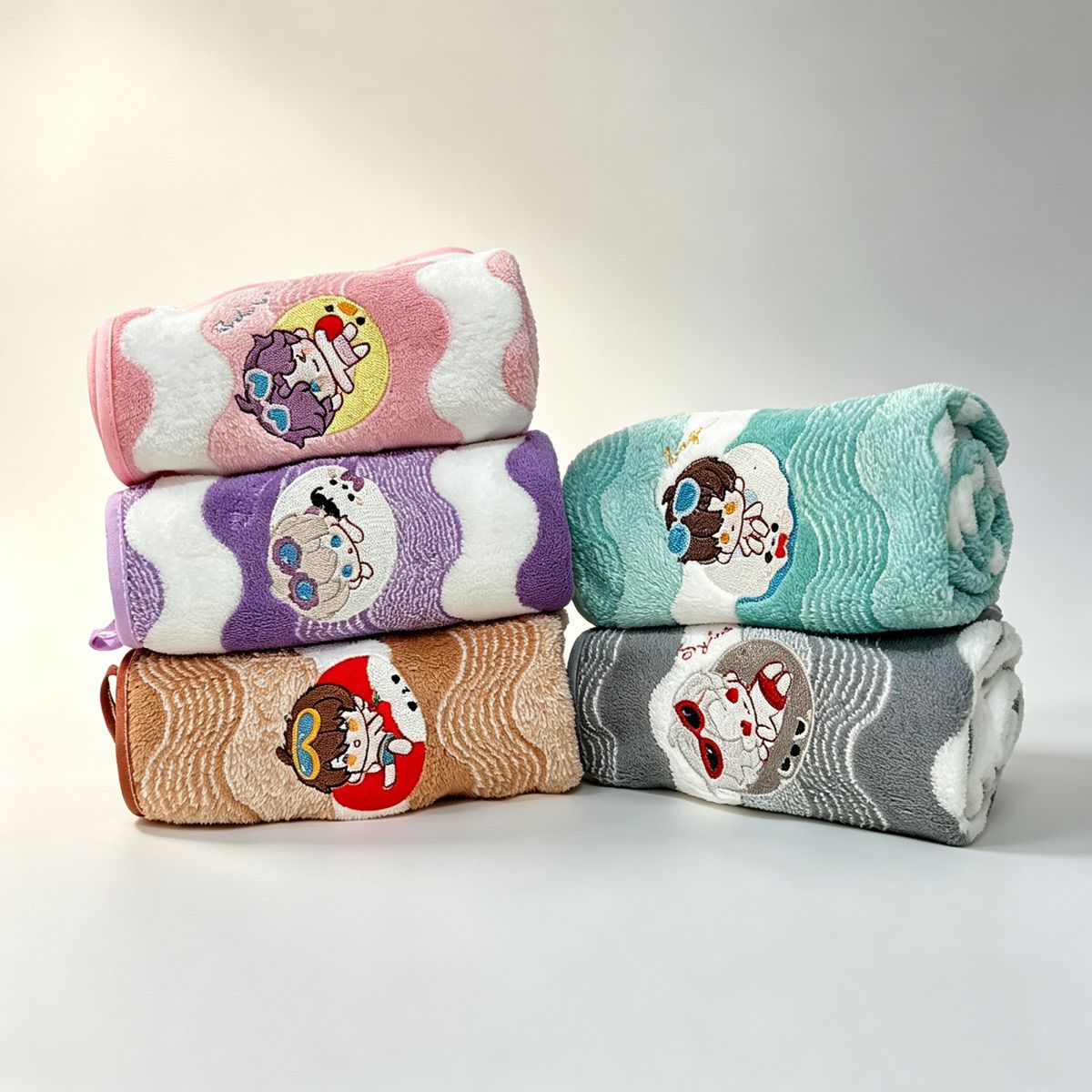 Embroidery Threads - アニメ「ラブアンドディープスペース」コーラルフリースハンドタオル 可愛いQ刺繍入り 柔らか吸水性抜群 バスルーム用 デイリーグッズ ギフト