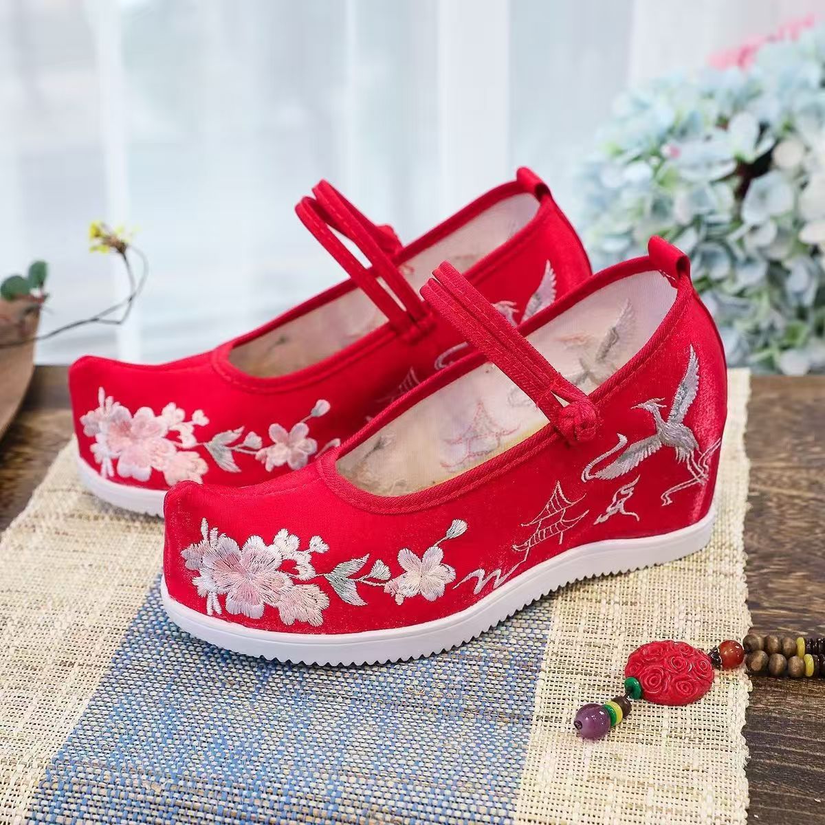 Embroidery Wedding - 女性用内部刺繍入り厚底靴、滑り止め付き、コックドシューズ、トゥエスニックスタイル、漢服靴、赤いウェディングシューズ