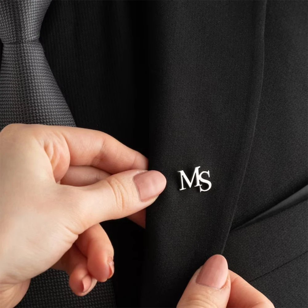 Embroidery Names - 女性のためのパーソナライズされた名前の最初のブローチ,ステンレス鋼の文字のブローチ,男性のための襟のバッジ,花婿付け添人のためのウェディングギフト,豪華