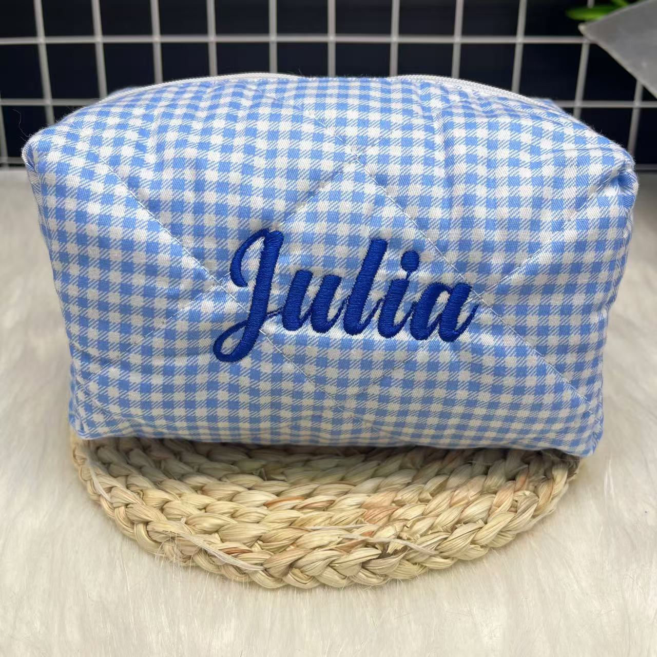 Embroidery Names - 大容量ストライプ化粧品バッグ カスタムロゴと名前刺繍付き パーソナライズされたトラベルメイクアップ収納バッグ ユニークなギフト