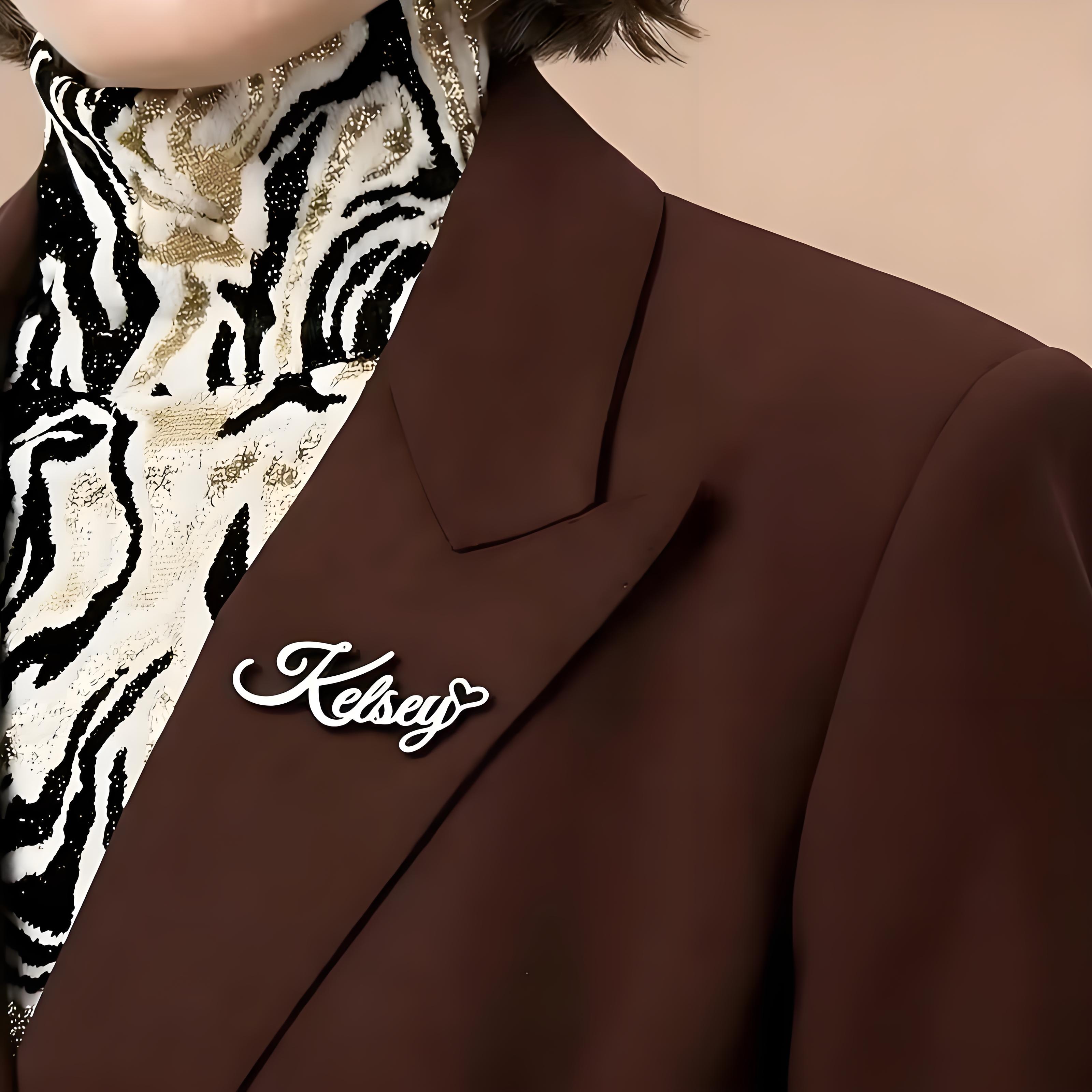 カスタム筆記体名入りラペルピン、ハート付きステンレス鋼バッジ - Embroidery Names のレビューと価格