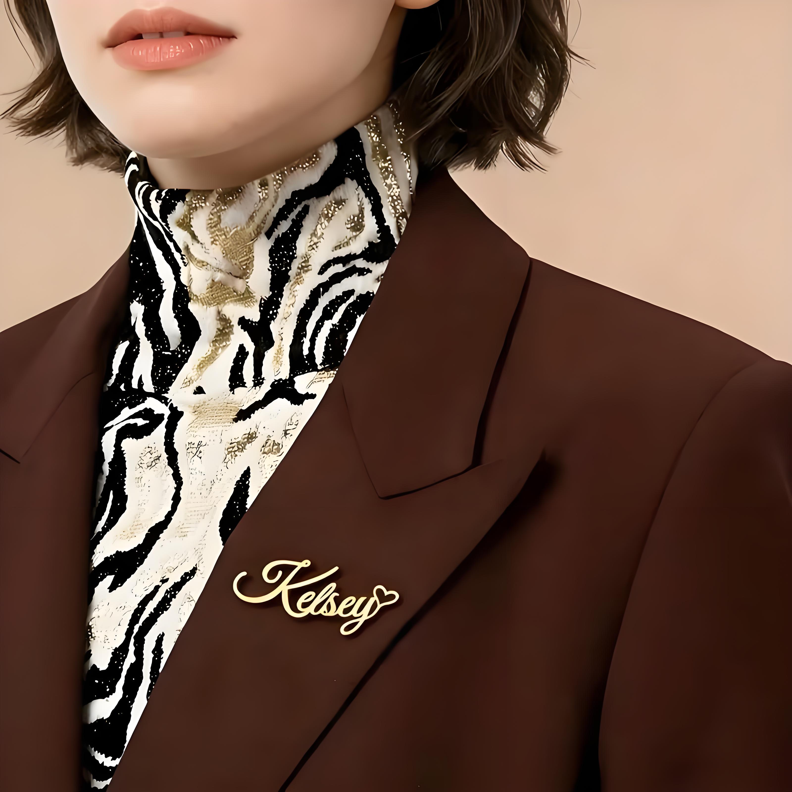 カスタム筆記体名入りラペルピン、ハート付きステンレス鋼バッジ - Embroidery Names のレビューと価格
