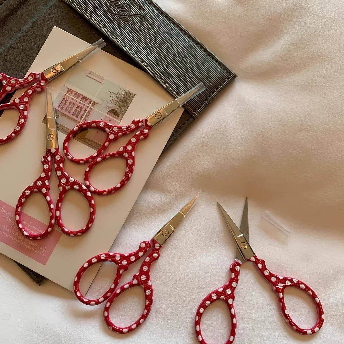 レトロなコンパクトな刺繍糸用家庭用ミニハサミ、高級感のある赤 - Embroidery Scissors Small のレビューと価格