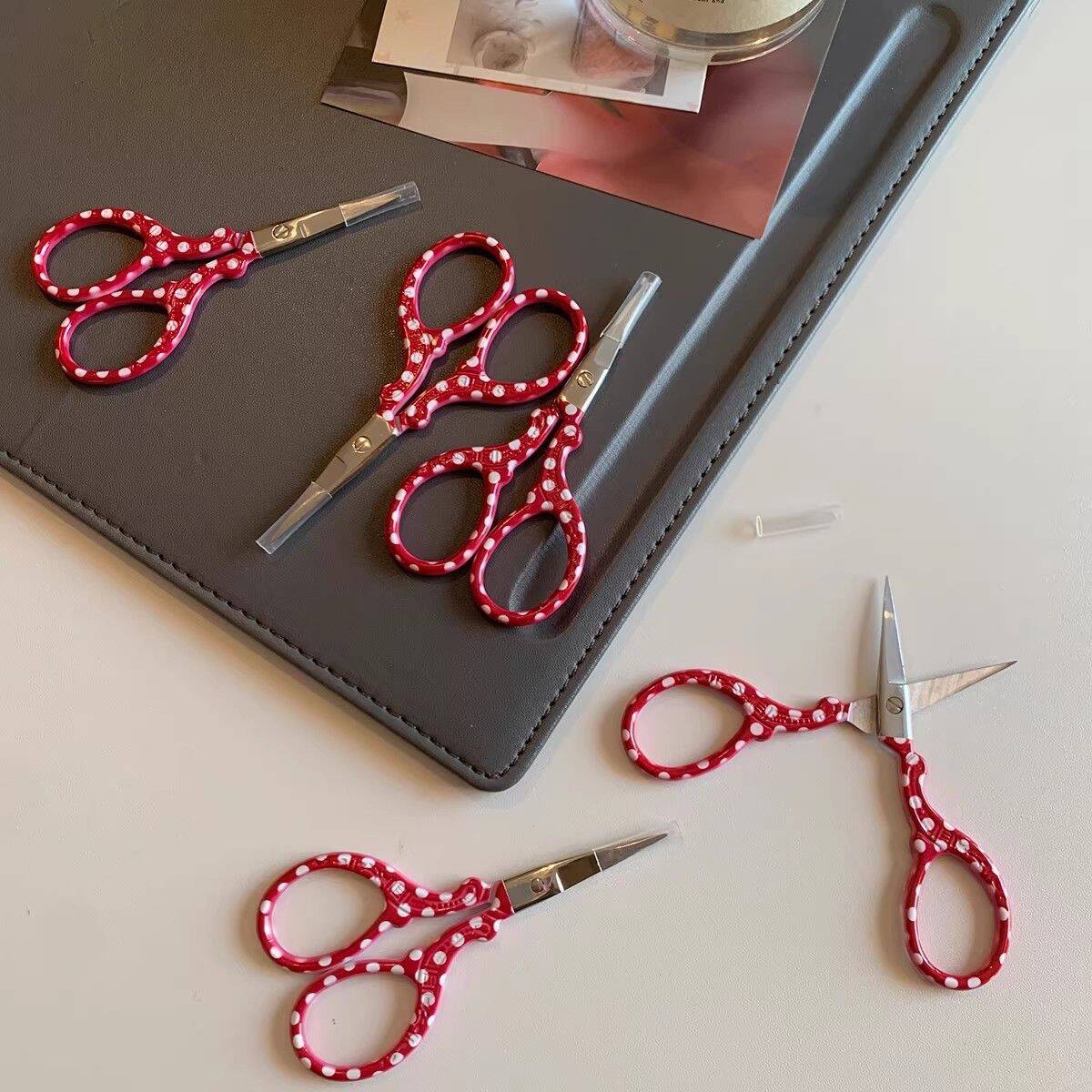 レトロなコンパクトな刺繍糸用家庭用ミニハサミ、高級感のある赤 - Embroidery Scissors Small のレビューと価格