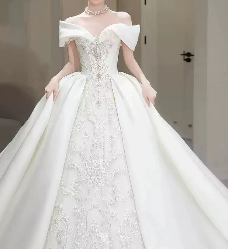 シックなウェディングドレス オフショルダー フォールドネック - Embroidery Wedding のレビューと価格