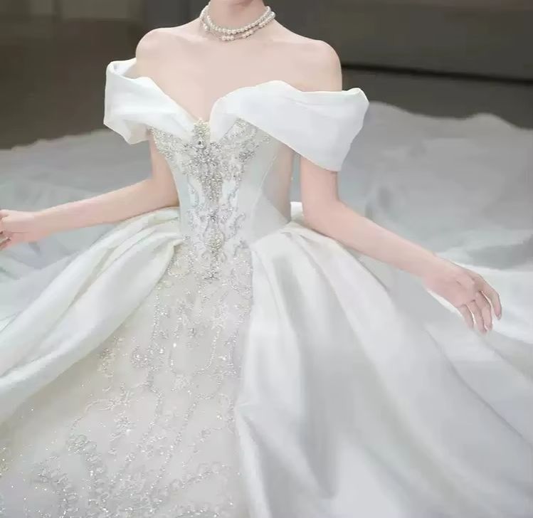 シックなウェディングドレス オフショルダー フォールドネック - Embroidery Wedding のレビューと価格